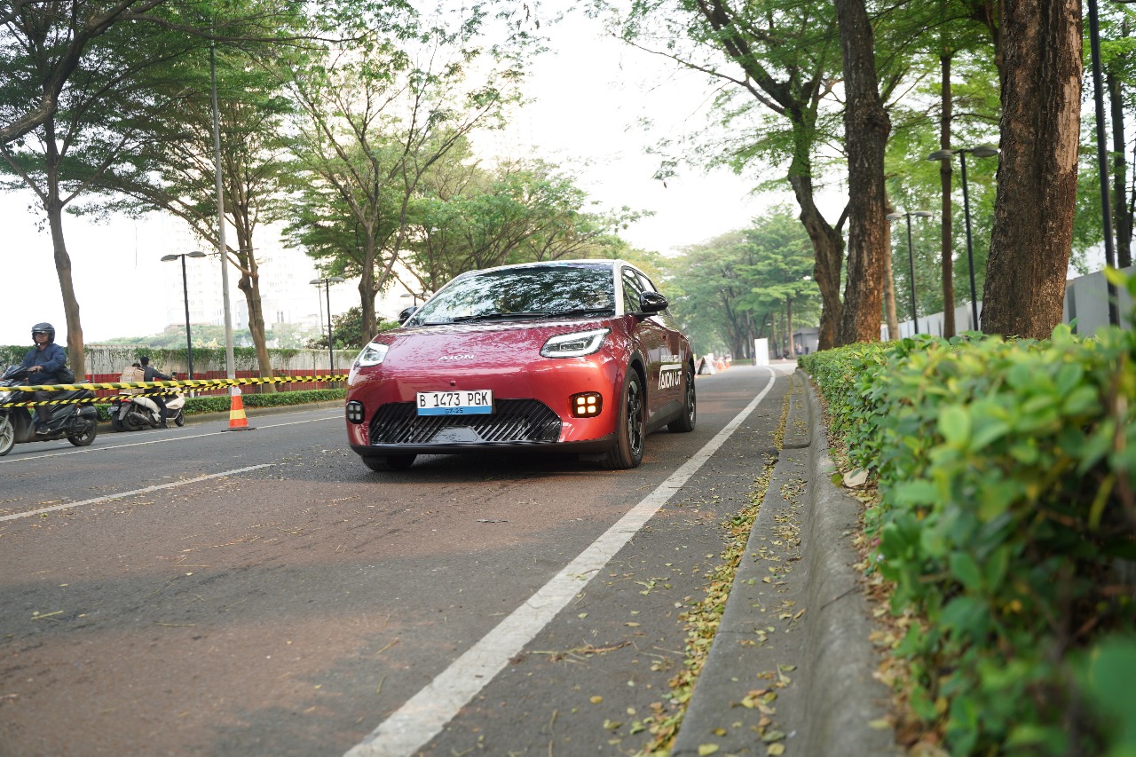 Teks Foto: Mobil Listrik AION UT menawarkan ramah energi dan operasional menggunakan kendaraan listrik. (Dok. GAC Indonesia)