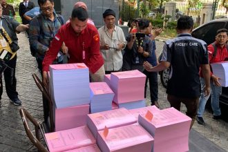 Teks foto: Penyidik Jaksa Pidana Khusus menyerahkan berkas kesembilan terdakwa kasus korupsi minyak mentah Pertamina ke PN Tipikor Jakarta. (Dok. Puspenkum Kejagung)