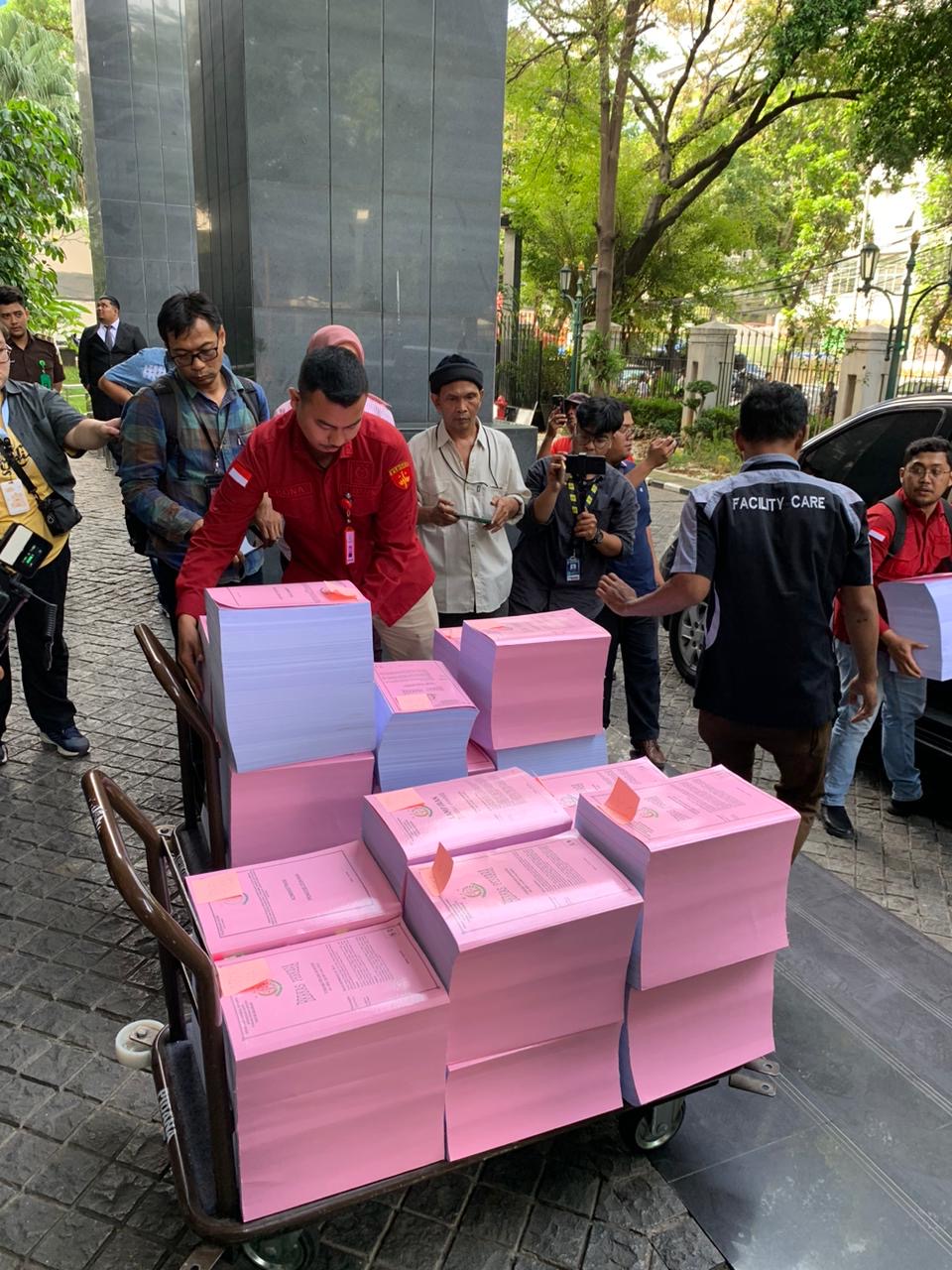 Teks foto: Penyidik Jaksa Pidana Khusus menyerahkan berkas kesembilan terdakwa kasus korupsi minyak mentah Pertamina ke PN Tipikor Jakarta. (Dok. Puspenkum Kejagung)