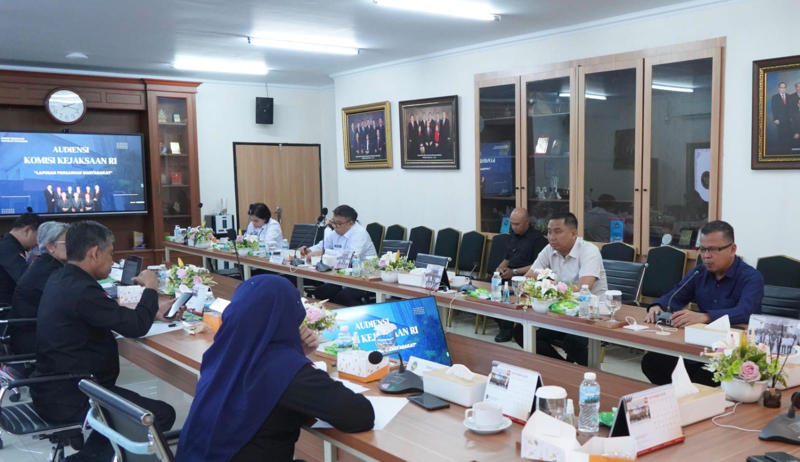 Teks foto: Komisi Kejaksaan (Komjak) RI memanggil Kejaksaan Negeri Jakarta Selatan mengenai status eksekusi terpidana Silfester Matutina. (Dok. Komjak RI) Teks foto: Komisi Kejaksaan (Komjak) RI memanggil Kejaksaan Negeri Jakarta Selatan mengenai status eksekusi terpidana Silfester Matutina. (Dok. Komjak RI)