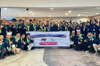 Teks foto: Ribuan Karyawan JNE diberangkatkan ibadah umroh oleh perusahaa. (Dok. JNE)