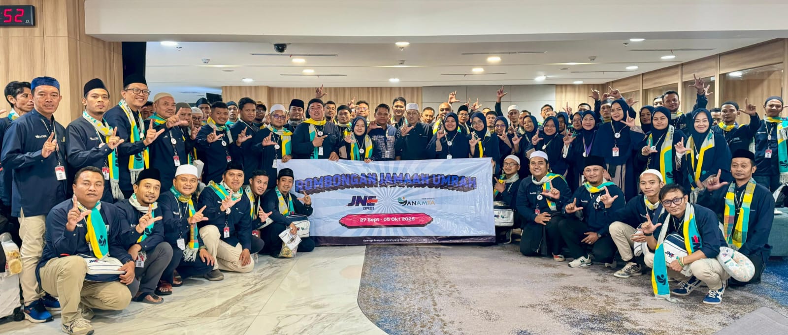 Teks foto: Ribuan Karyawan JNE diberangkatkan ibadah umroh oleh perusahaa. (Dok. JNE)