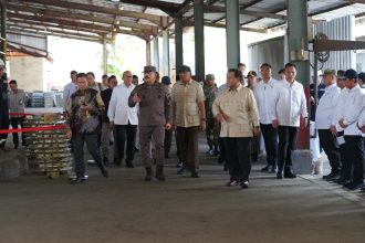 Teks foto: Presiden RI Prabowo Subianto dan Jaksa Agung RI ST Burhanuddin mengecek lokasi perampasan aset korupsi PT Timah di Bangka Belitung. (Dok. Puspenkum Kejagung)
