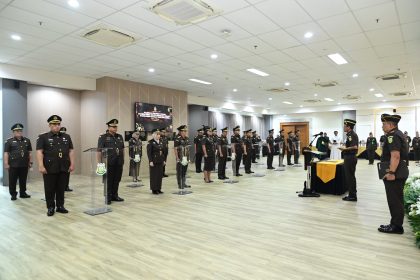 Teks Foto: Kajati Jawa Barat Hermon Dekristo melantik 16 Kajari dan Wakajati di Gedung Kejati Jabar. (Dok. Kejati Jabar)