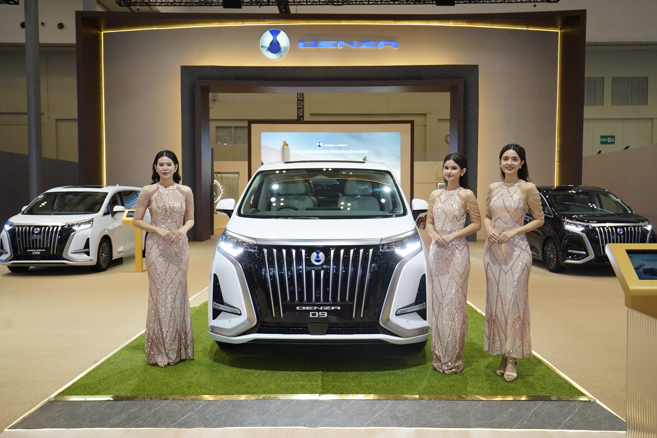 Teks Foto: Mobil Listrik Premium Denza 09 memejeng di Pameran Gaikindo Jakarta Auto Week (GJAW) 2025 di Ice BSD City, Tangerang Selatan. (Dok. Denza)