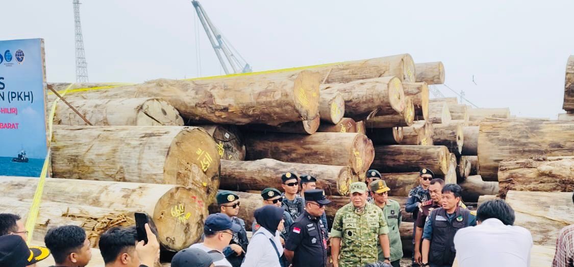 Teks foto: Petugas Gabungan terdiri dari Satgas Penertiban Kawasan Hutan (PKH) menyita sejumlah pohon kayu dari ilegal logging di Mentawai, Sumatera Barat. (Dok. Puspenkum Kejagung)