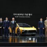 Teks foto: Jajaran Direksi KIA Global merayakan delapan dekade brand Industri Otomotif KIA Global ke-80 Tahun. (Dok. KIA Sales Indonesia)