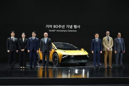 Teks foto: Jajaran Direksi KIA Global merayakan delapan dekade brand Industri Otomotif KIA Global ke-80 Tahun. (Dok. KIA Sales Indonesia)