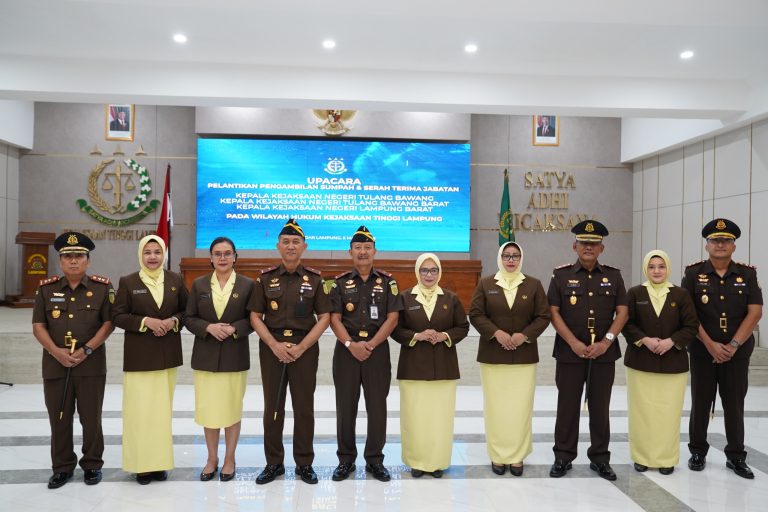 Teks foto: Kajati Lampung melantik tiga Kajari baru di Gedung Kejati Lampung. (Istimewa)